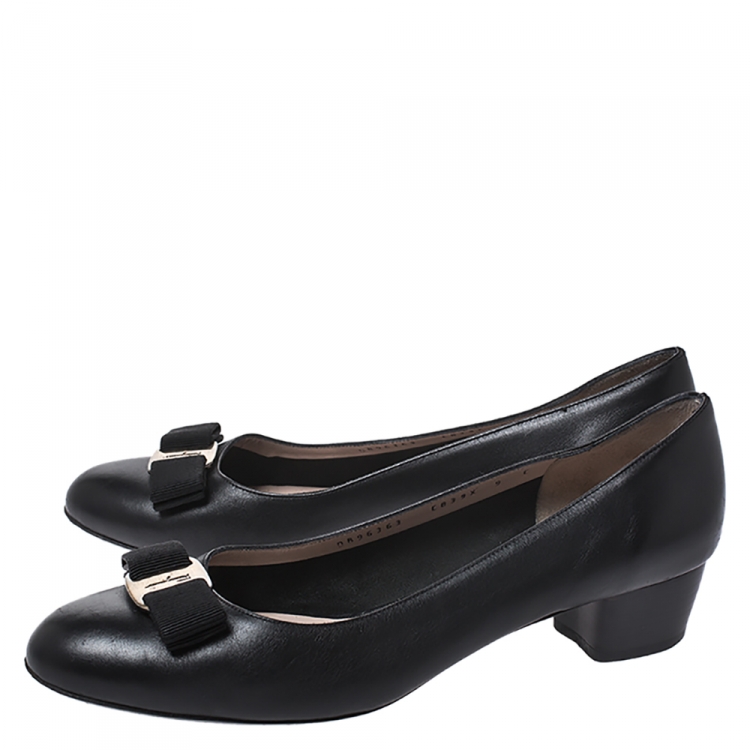 Pre Owned Salvatore Ferragamo Black Leather Vara Bow Pumps Size 39.5