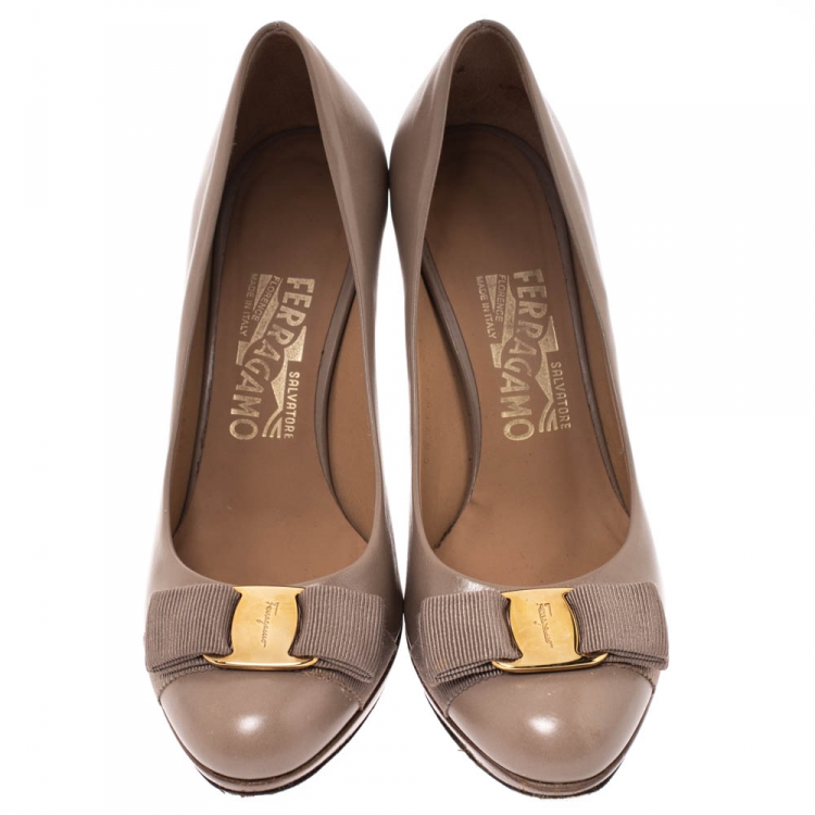 Pre Owned Salvatore Ferragamo Grey Leather Vara Bow Round Toe Platform Pumps Size 36