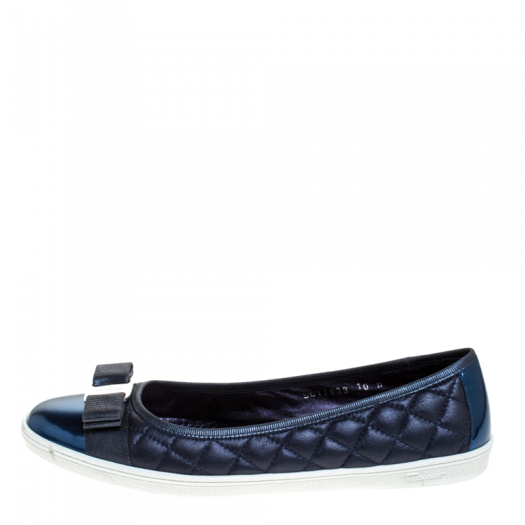 مملوكة مسبقًا Salvatore Ferragamo Metallic Blue Quilted Leather Bow Ballet Flats Size 40.5