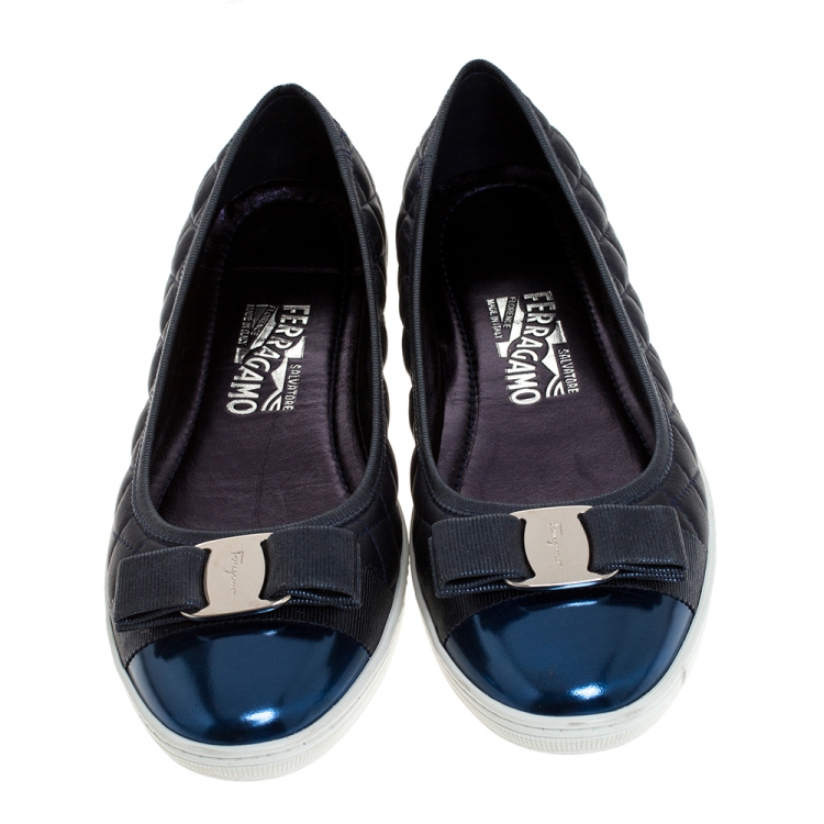 مملوكة مسبقًا Salvatore Ferragamo Metallic Blue Quilted Leather Bow Ballet Flats Size 40.5