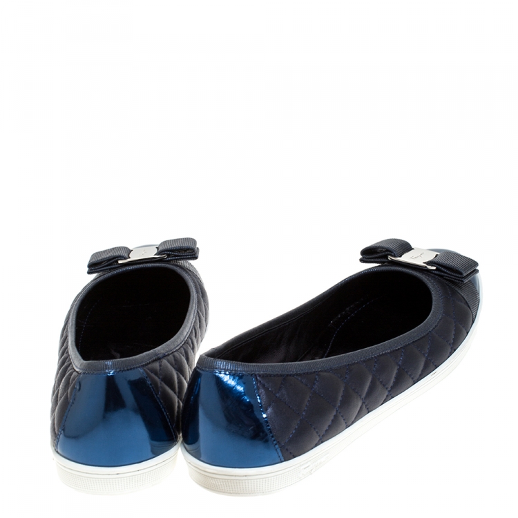 مملوكة مسبقًا Salvatore Ferragamo Metallic Blue Quilted Leather Bow Ballet Flats Size 40.5