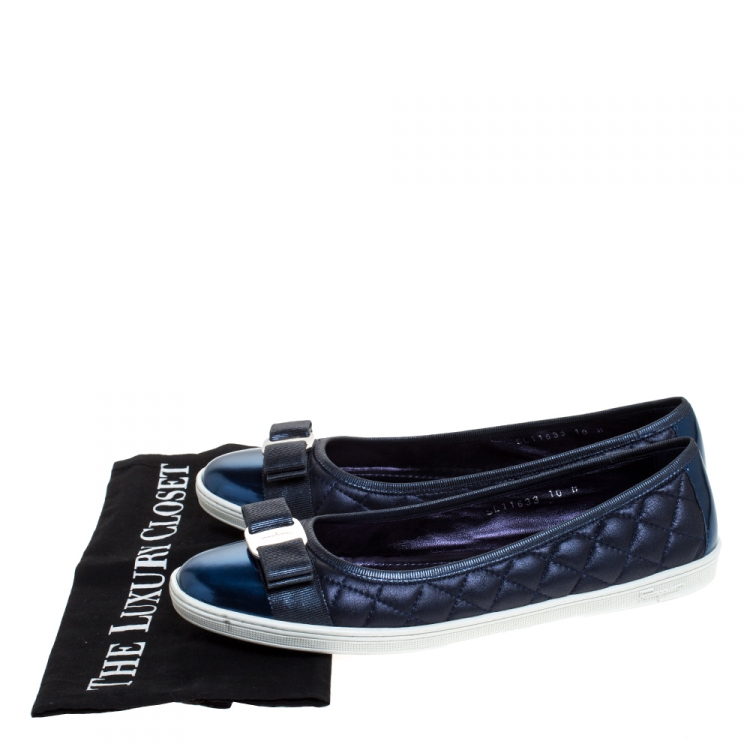 مملوكة مسبقًا Salvatore Ferragamo Metallic Blue Quilted Leather Bow Ballet Flats Size 40.5