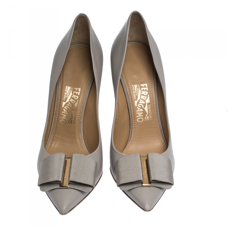 Pre Owned Salvatore Ferragamo Grey Leather Mimi Bow Pointed Toe Pumps Size 37.5
