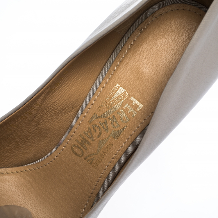 Pre Owned Salvatore Ferragamo Grey Leather Mimi Bow Pointed Toe Pumps Size 37.5