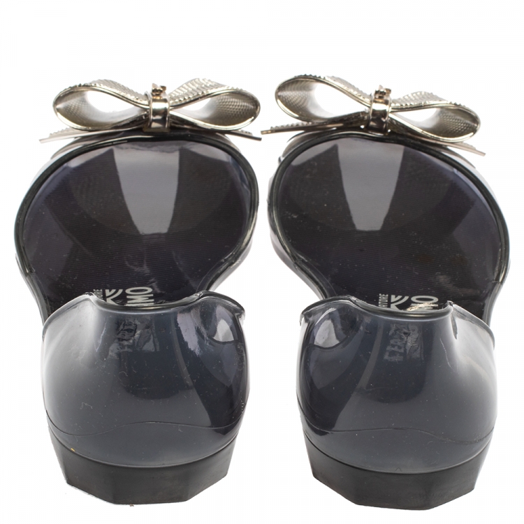 مملوكة مسبقًا Salvatore Ferragamo Dark Grey Jelly Barbados Bow Peep Toe D'orsay Flats Size 40.5