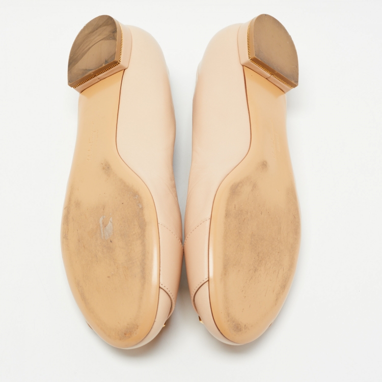 مملوكة مسبقًا Salvatore Ferragamo Beige Leather Fiamma Keyhole Ballet Flats Size 40