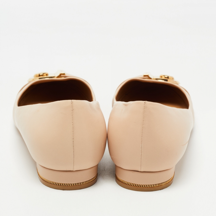 مملوكة مسبقًا Salvatore Ferragamo Beige Leather Fiamma Keyhole Ballet Flats Size 40