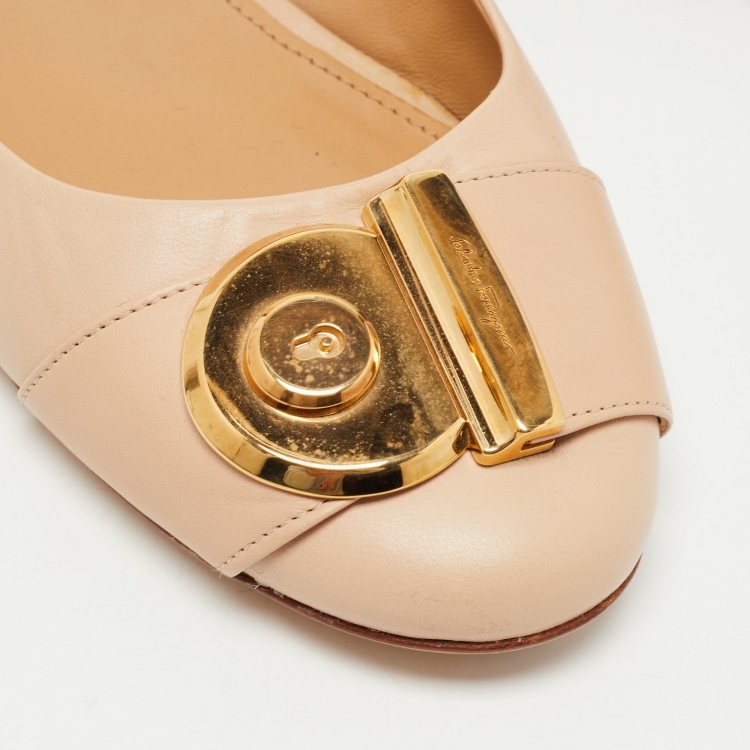مملوكة مسبقًا Salvatore Ferragamo Beige Leather Fiamma Keyhole Ballet Flats Size 40