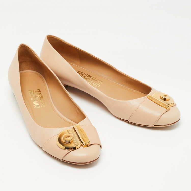 مملوكة مسبقًا Salvatore Ferragamo Beige Leather Fiamma Keyhole Ballet Flats Size 40
