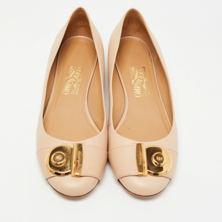 مملوكة مسبقًا Salvatore Ferragamo Beige Leather Fiamma Keyhole Ballet Flats Size 40