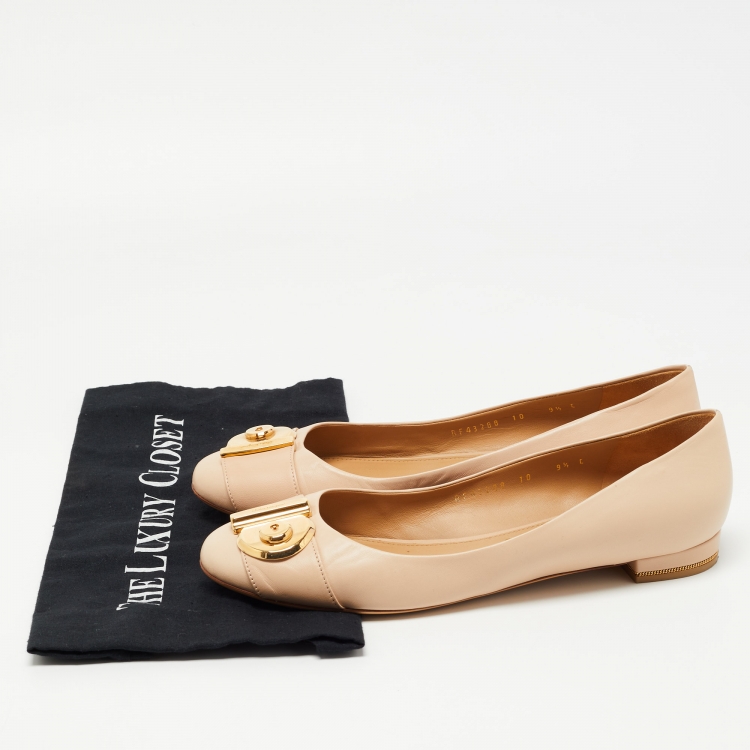 مملوكة مسبقًا Salvatore Ferragamo Beige Leather Fiamma Keyhole Ballet Flats Size 40