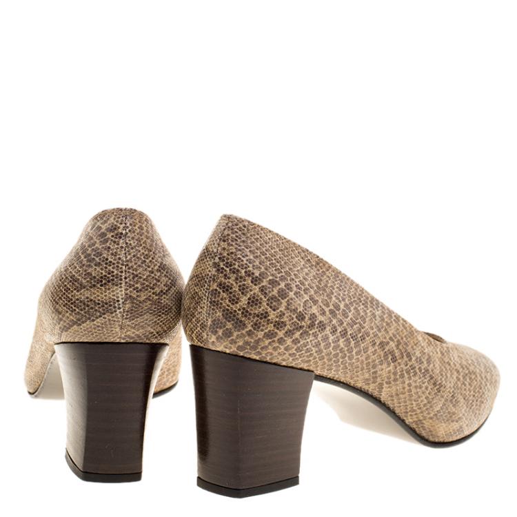 Pre Owned Stuart Weitzman Beige Snakeskin Print Leather Pumps Size 38