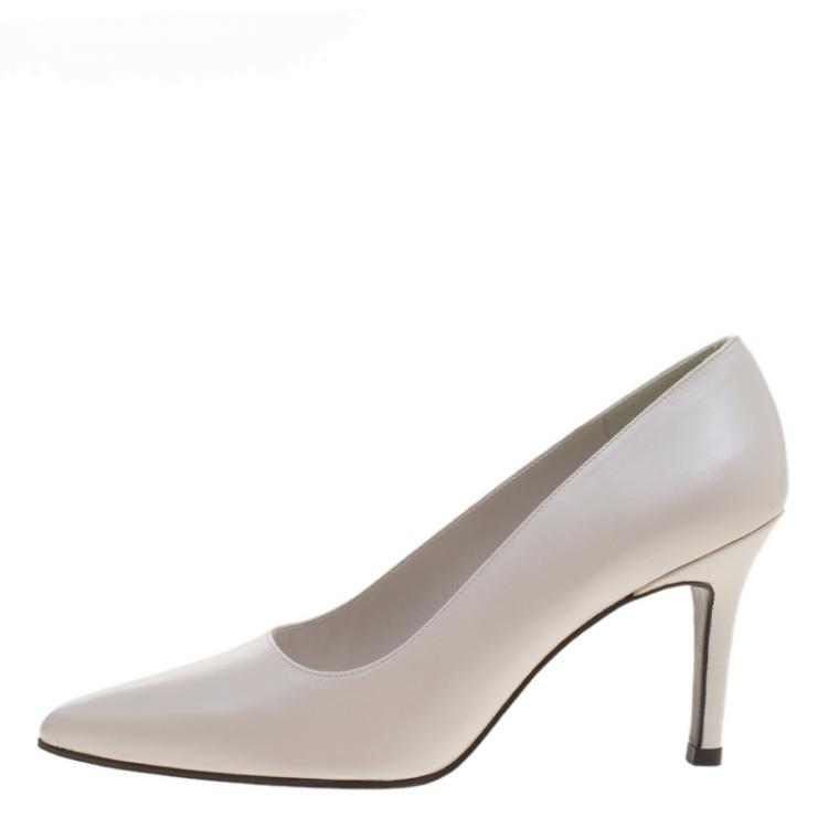 Pre Owned Stuart Weitzman White Pearl Finish Leather Pointed Toe Pumps Size 38.5