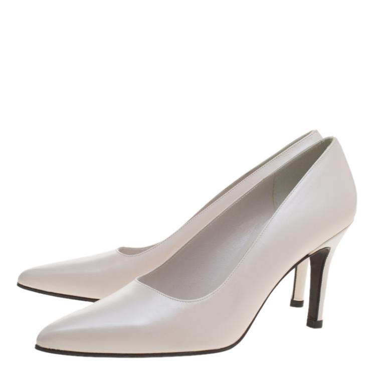 Pre Owned Stuart Weitzman White Pearl Finish Leather Pointed Toe Pumps Size 38.5