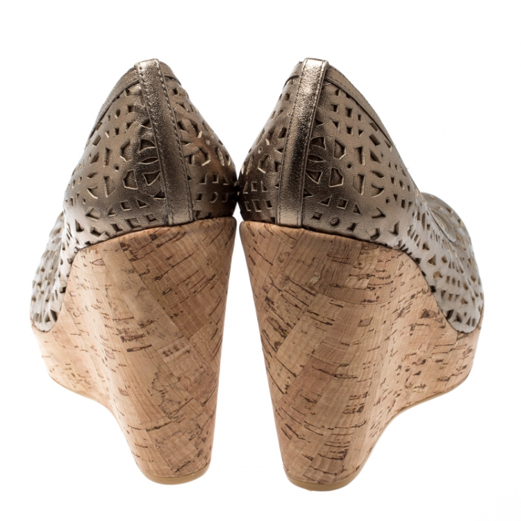 Pre Owned Stuart Weitzman Metallic Gold Leather Nudotcomer Lazer Cut Cork Wedge Platform Pumps Size 39