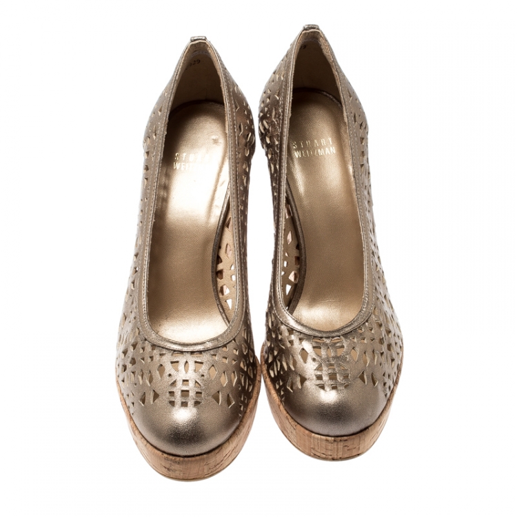 Pre Owned Stuart Weitzman Metallic Gold Leather Nudotcomer Lazer Cut Cork Wedge Platform Pumps Size 39