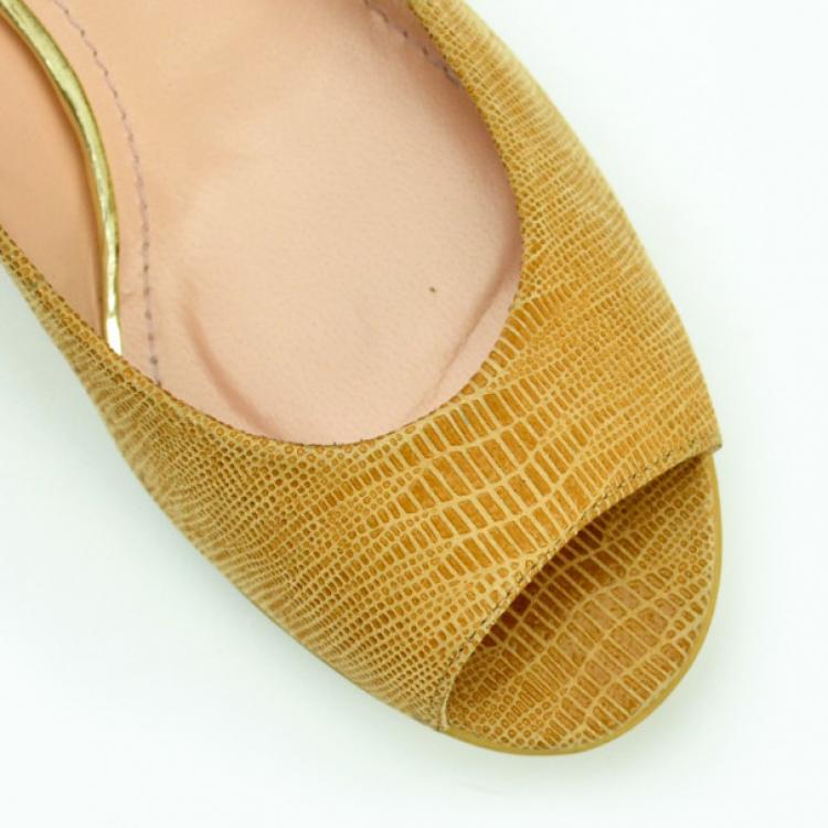 Pre Owned Stuart Weitzman Beige Lizard Embossed Logosavoir Peep Toe Pumps Size 37