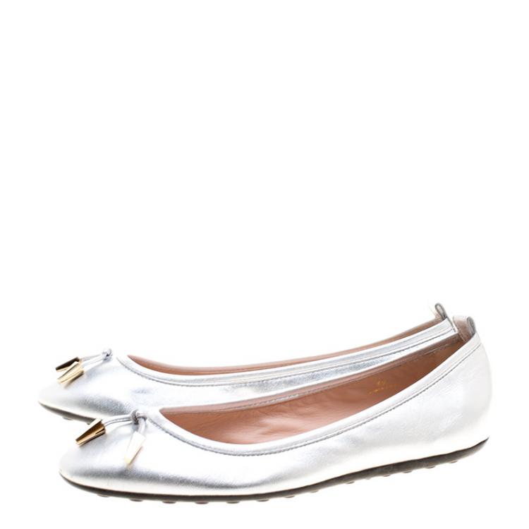 Pre Owned Tod's Metallic Silver Leather Studded Ballet Flats Size 39.5