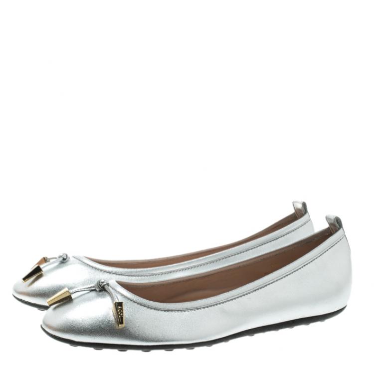 Pre Owned Tod's Metallic Silver Leather Studded Ballet Flats Size 38