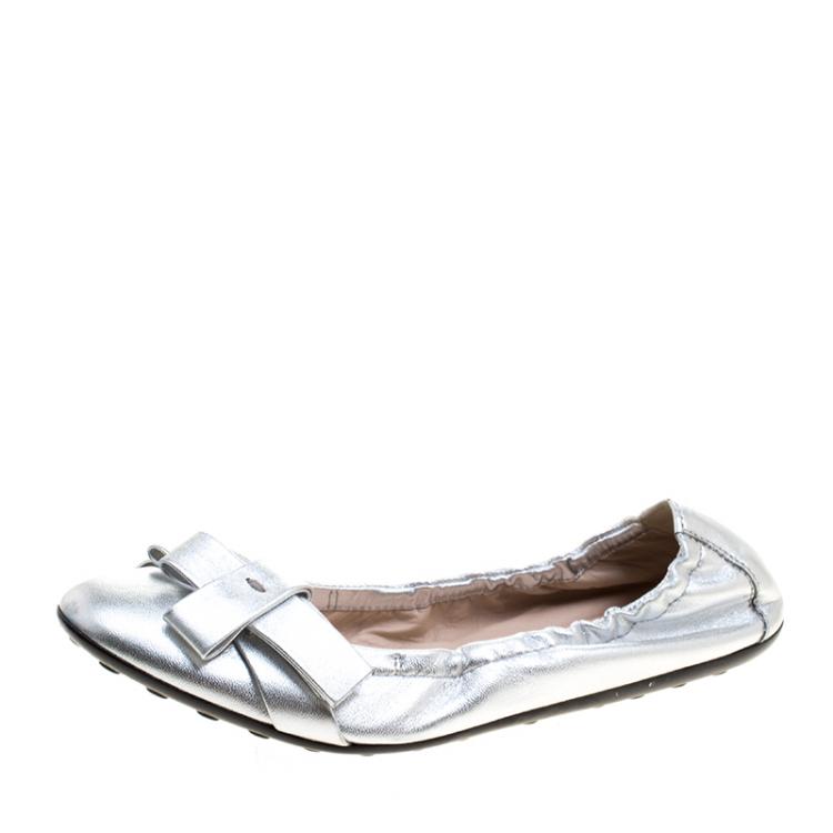 Pre Owned Tod's Metallic Silver Leather Bow Detail Scrunch Ballet Flats Size 36