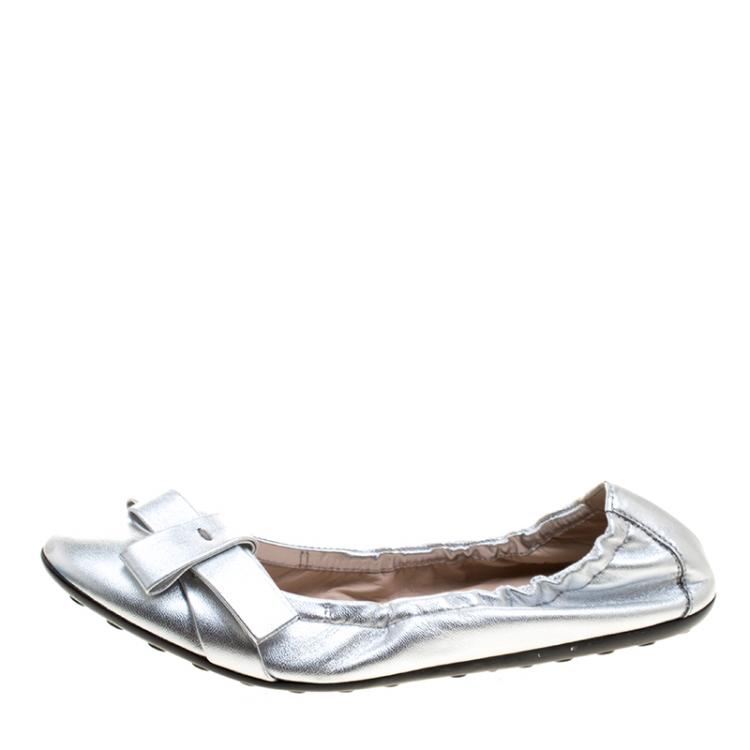 Pre Owned Tod's Metallic Silver Leather Bow Detail Scrunch Ballet Flats Size 36