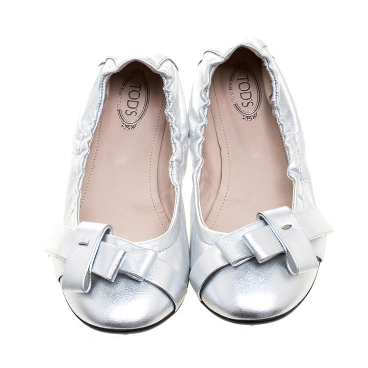Pre Owned Tod's Metallic Silver Leather Bow Detail Scrunch Ballet Flats Size 36