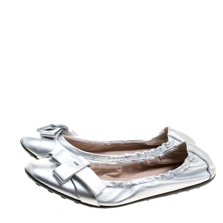 Pre Owned Tod's Metallic Silver Leather Bow Detail Scrunch Ballet Flats Size 36