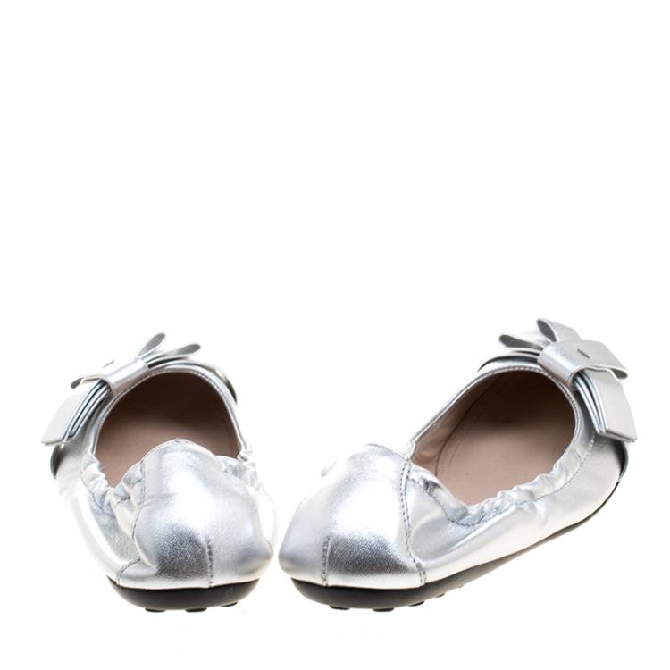 Pre Owned Tod's Metallic Silver Leather Bow Detail Scrunch Ballet Flats Size 36