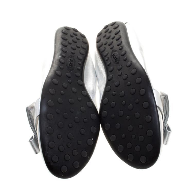 Pre Owned Tod's Metallic Silver Leather Bow Detail Scrunch Ballet Flats Size 36