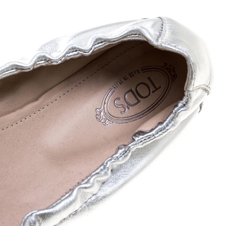 Pre Owned Tod's Metallic Silver Leather Bow Detail Scrunch Ballet Flats Size 36