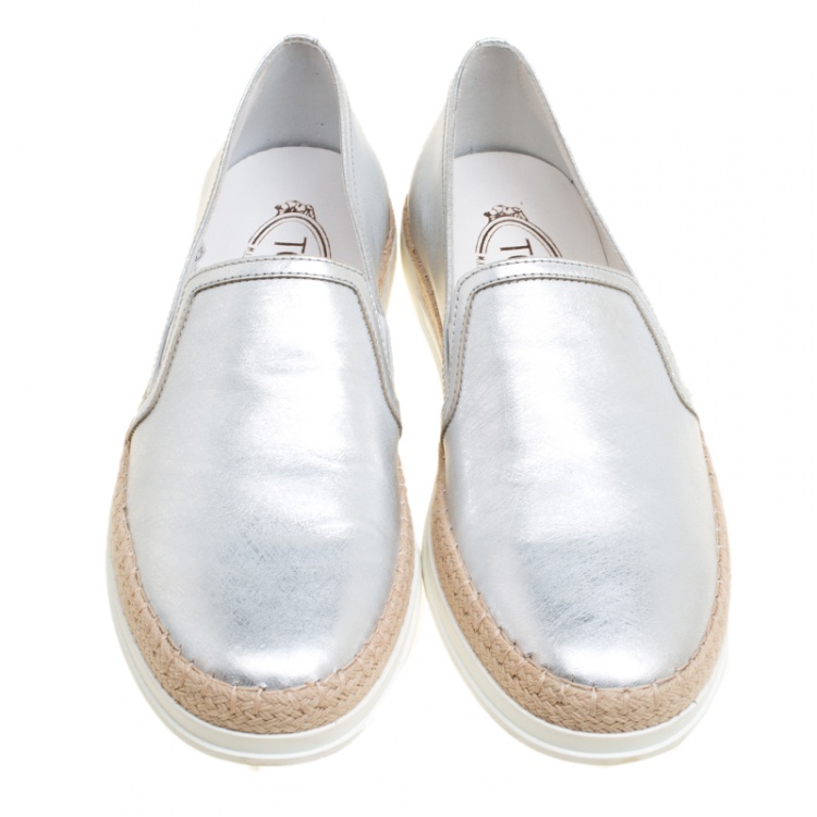 مملوكة مسبقًا Tod's Metallic Silver Leather Pantofola Espadrille Slip On Sneakers Size 37.5
