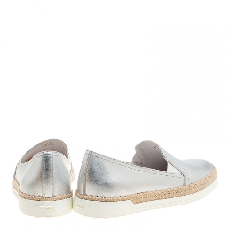 مملوكة مسبقًا Tod's Metallic Silver Leather Pantofola Espadrille Slip On Sneakers Size 37.5