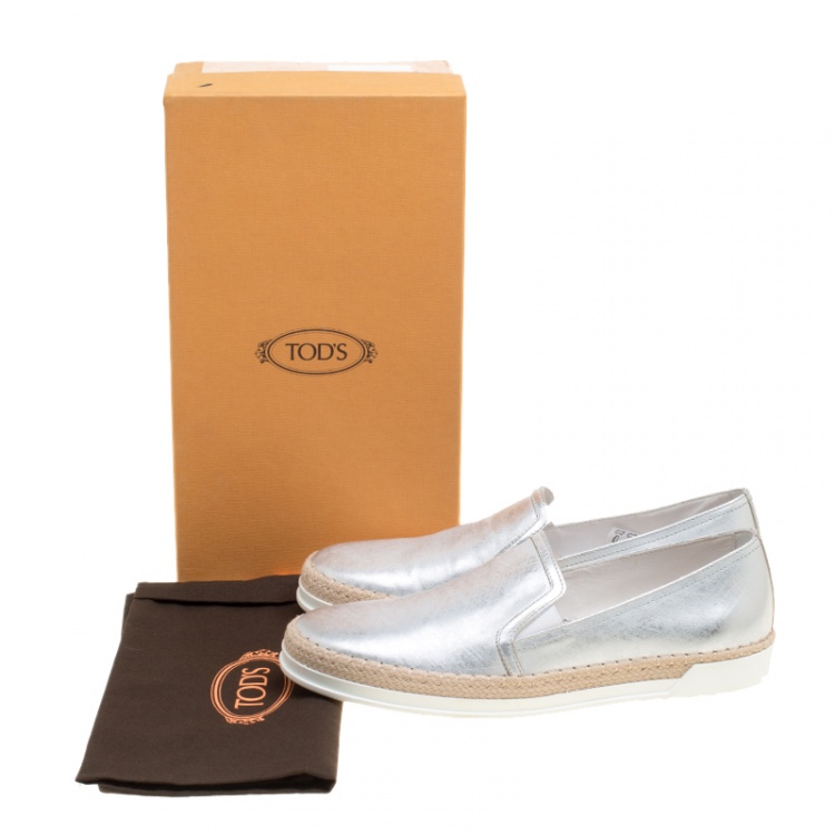 مملوكة مسبقًا Tod's Metallic Silver Leather Pantofola Espadrille Slip On Sneakers Size 37.5