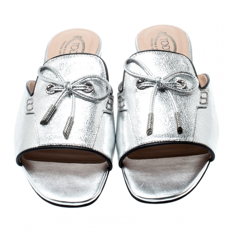 Pre Owned Tod's Limited Edition Metallic Silver Textured Leather Crystal Embellished Bow Peep Toe Flat Slides Size 37