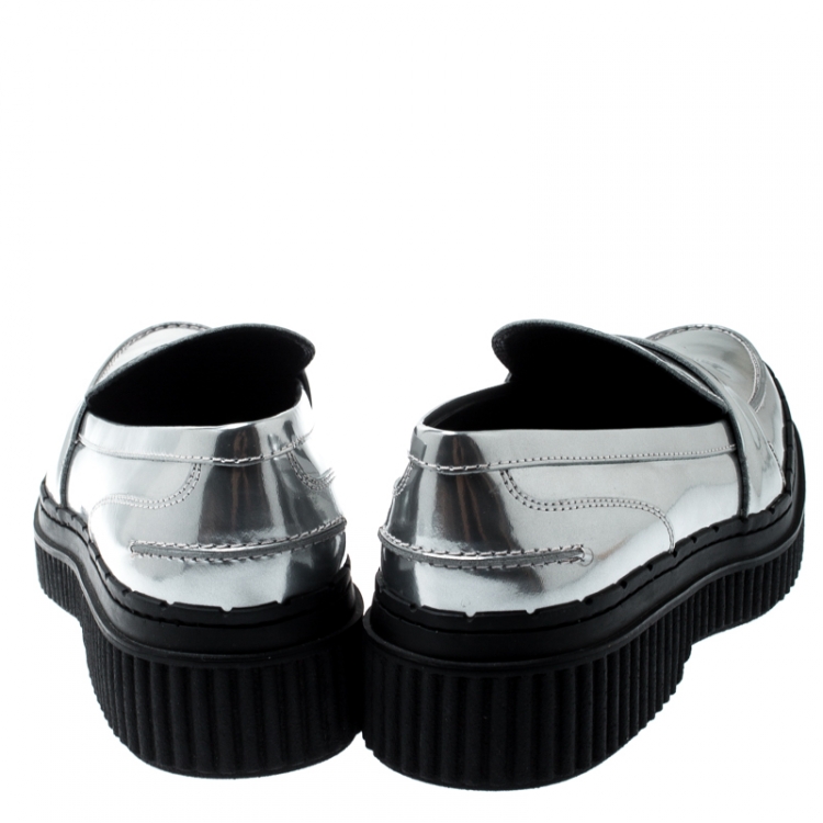 مملوكة مسبقًا Tod's Metallic Silver Leather Platform Penny Loafers Size 37