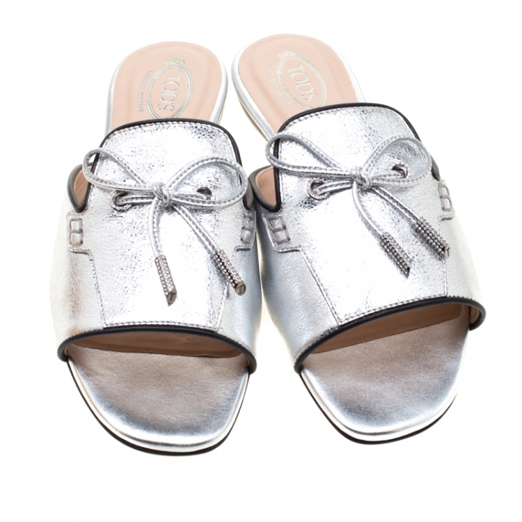 Pre Owned Tod's Limited Edition Metallic Silver Textured Leather Crystal Embellished Bow Peep Toe Flat Slides Size 37