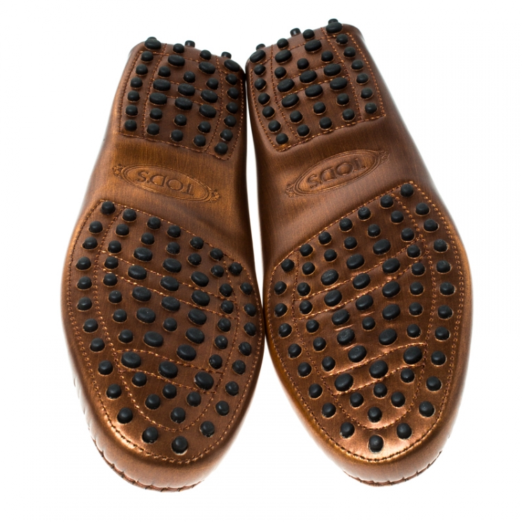 مملوكة مسبقًا Tod's Metallic Bronze Leather Gommino Slip On Loafers Size 38.5