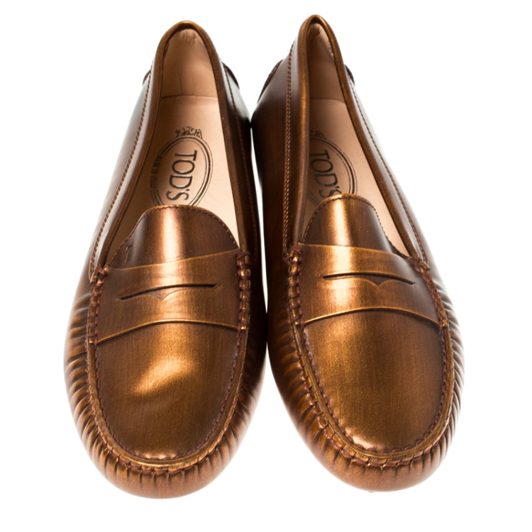 مملوكة مسبقًا Tod's Metallic Bronze Leather Gommino Slip On Loafers Size 38.5