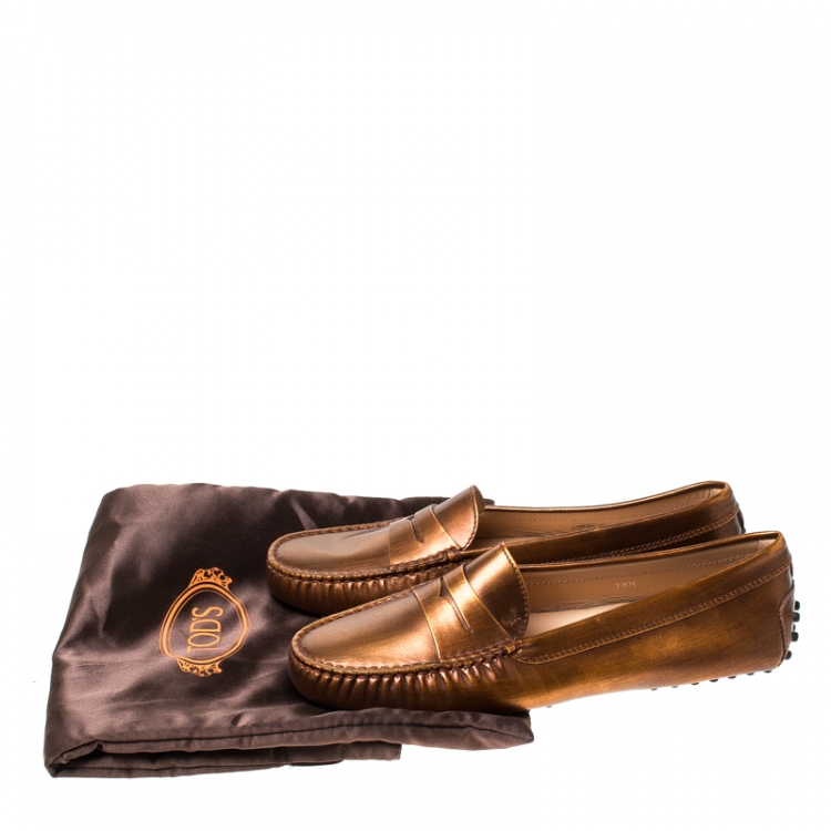 مملوكة مسبقًا Tod's Metallic Bronze Leather Gommino Slip On Loafers Size 38.5