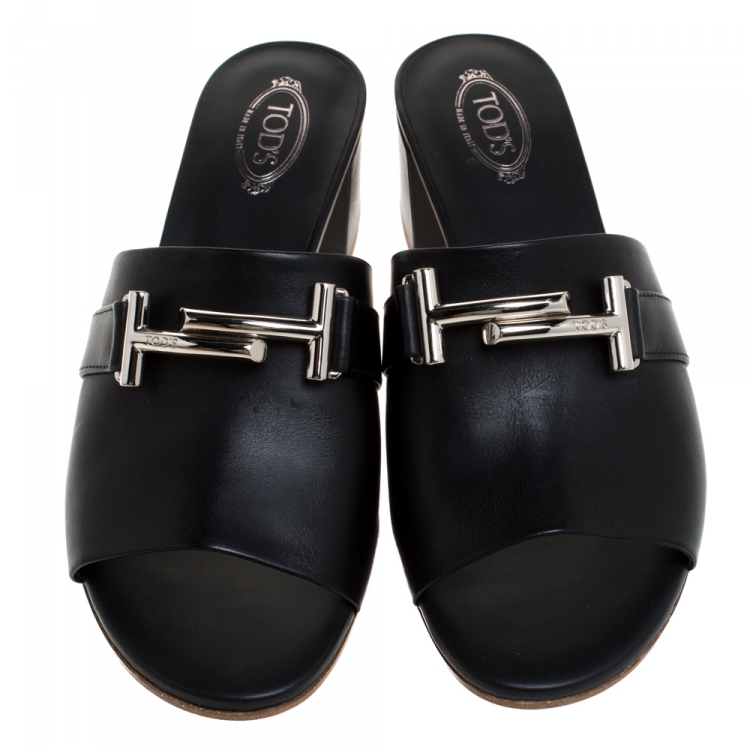 مملوكة مسب�قًا Tod's Black Leather Double T Open Toe Sandals Size 37.5