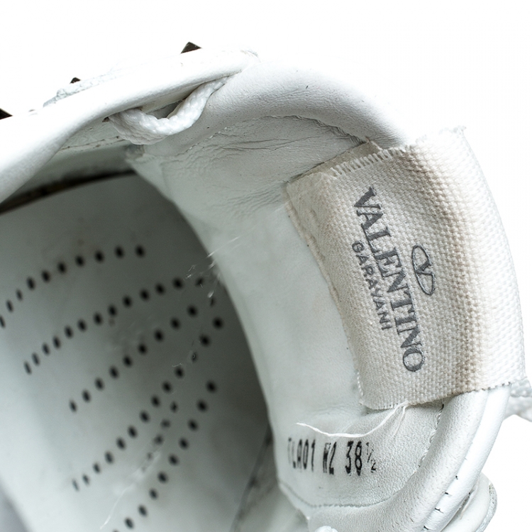 مملوكة مسبقًا Valentino White Leather Rockstud Untitled Low Top Sneakers Size 38.5