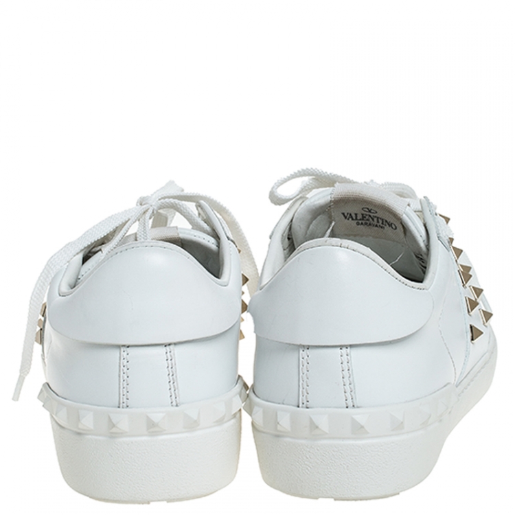 مملوكة مسبقًا Valentino White Leather Rockstud Untitled Low Top Sneakers Size 38.5