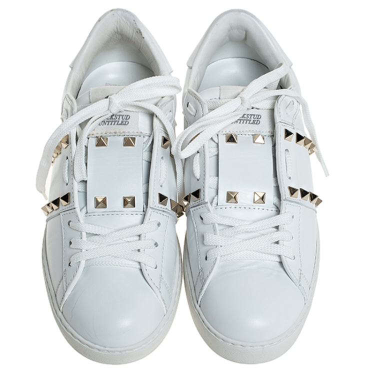 مملوكة مسبقًا Valentino White Leather Rockstud Untitled Low Top Sneakers Size 38.5