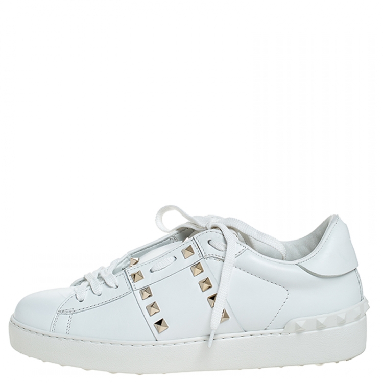 مملوكة مسبقًا Valentino White Leather Rockstud Untitled Low Top Sneakers Size 38.5