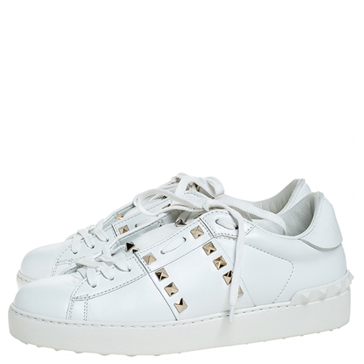 مملوكة مسبقًا Valentino White Leather Rockstud Untitled Low Top Sneakers Size 38.5