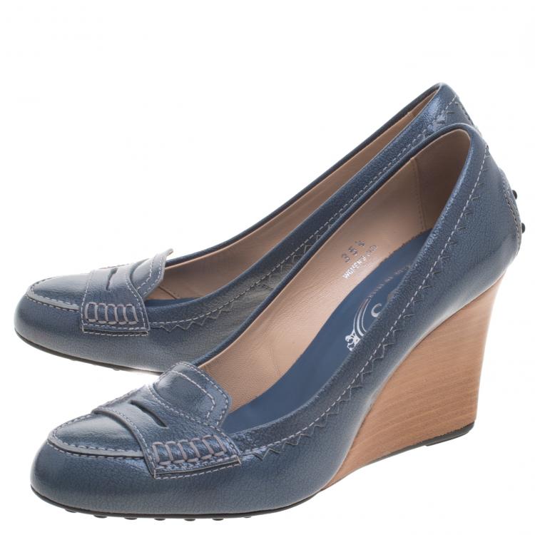 مملوكة مسبقًا Tod's Powder Blue Patent Leather Wedge Loafer Pumps Size 35.5