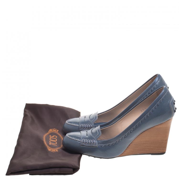 مملوكة مسبقًا Tod's Powder Blue Patent Leather Wedge Loafer Pumps Size 35.5