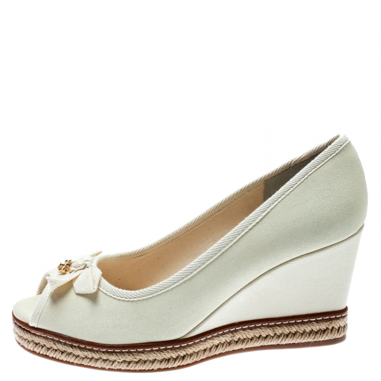 مملوكة مسبقًا Tory Burch Ivory Canvas Jackie Espadrille Wedge Pumps Size 39.5 
