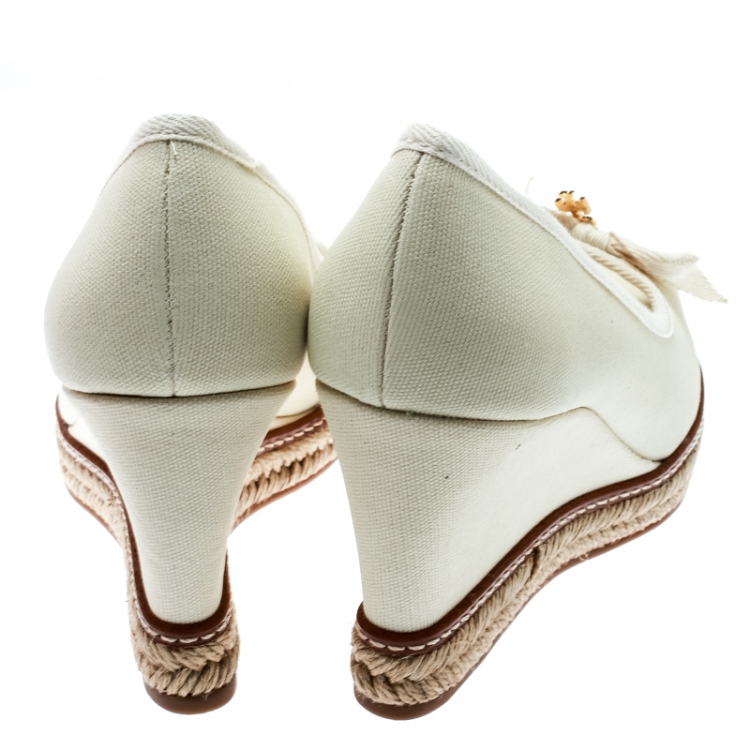مملوكة مسبقًا Tory Burch Ivory Canvas Jackie Espadrille Wedge Pumps Size 39.5 
