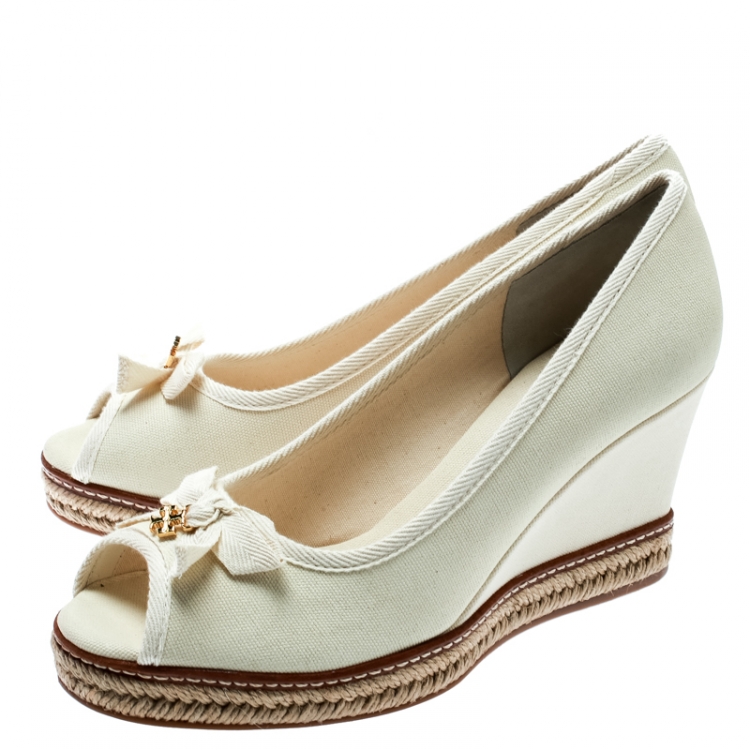 مملوكة مسبقًا Tory Burch Ivory Canvas Jackie Espadrille Wedge Pumps Size 39.5 
